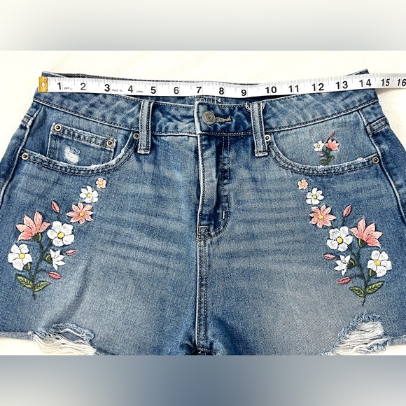 Time and True Women’s Blue Jean Shorts with Floral Embroidery Size 4 - Picture 7 of 16